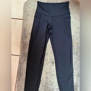 Small Elevate leggings go dry Old Navy